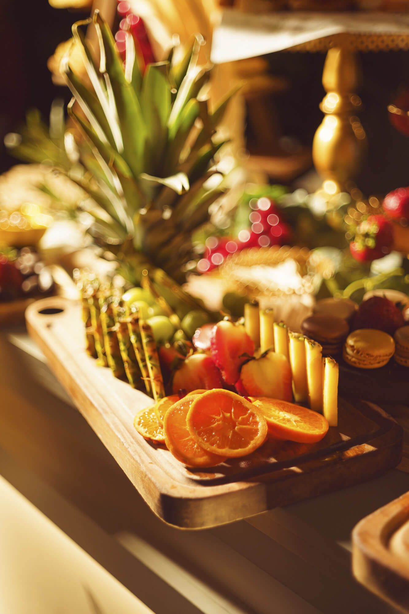 Detalle de tabla con frutas y preparaciones mediterráneas