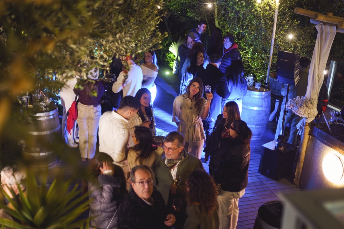 Invitados disfrutando de una activación con el carro Casa Oliva
