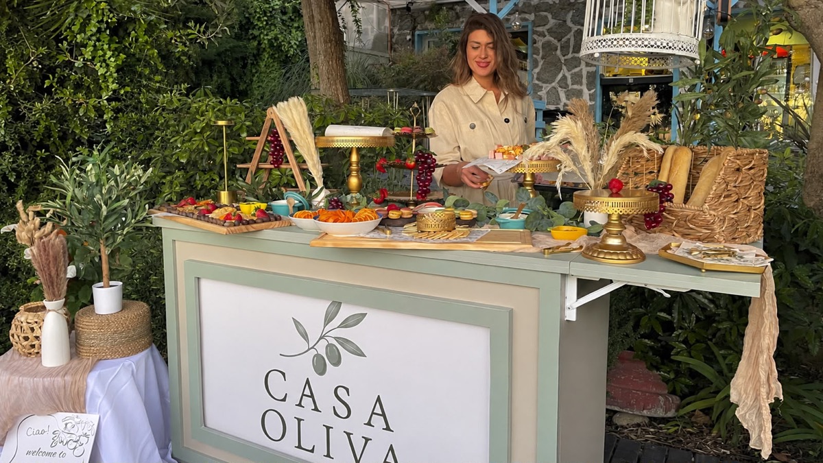 Catalina atendiendo el carro Casa Oliva en un evento corporativo